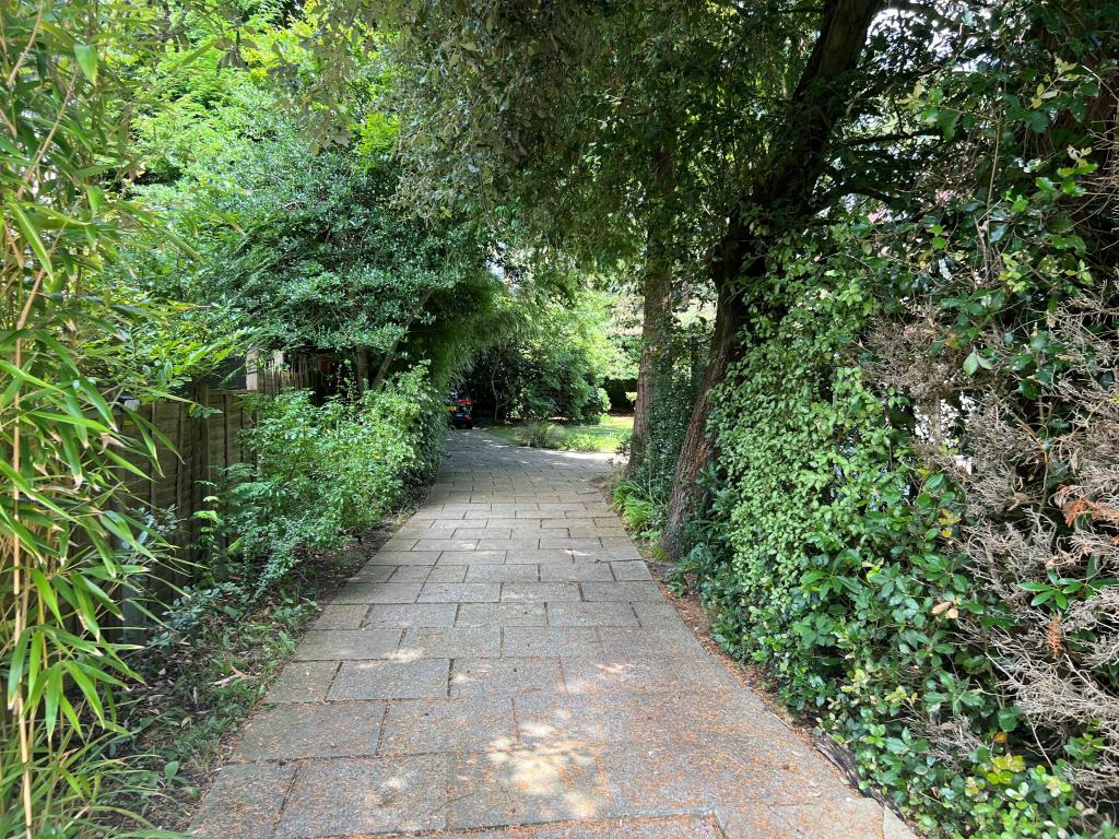 Lot: 103 - THREE-BEDROOM APARTMENT FOR IMPROVEMENT - Main driveway entrance